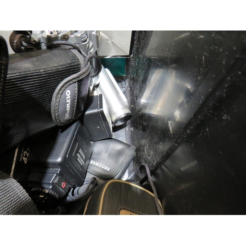 359 - Box of assorted cameras