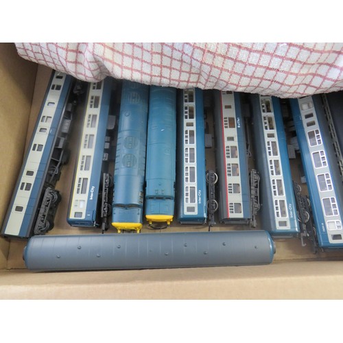 173 - Train set train carriages and track etc.