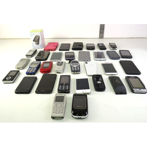 290 - A job lot of assorted mobile phones including Apple.
