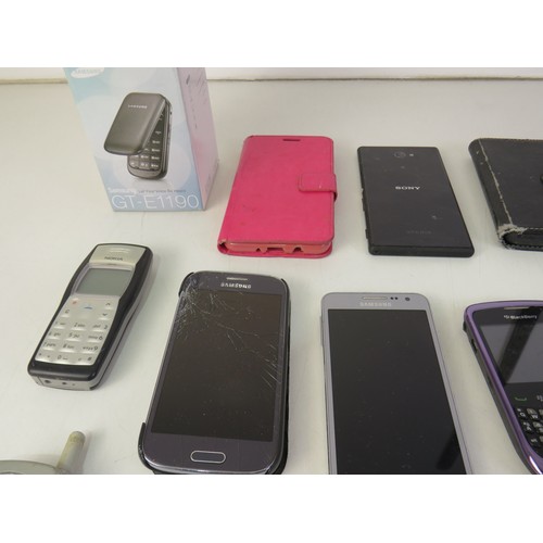 290 - A job lot of assorted mobile phones including Apple.