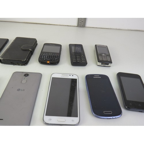 290 - A job lot of assorted mobile phones including Apple.