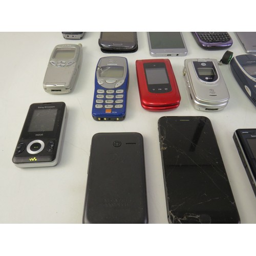 290 - A job lot of assorted mobile phones including Apple.