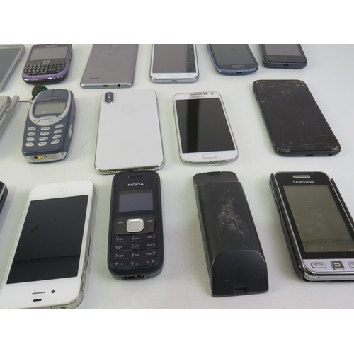 290 - A job lot of assorted mobile phones including Apple.