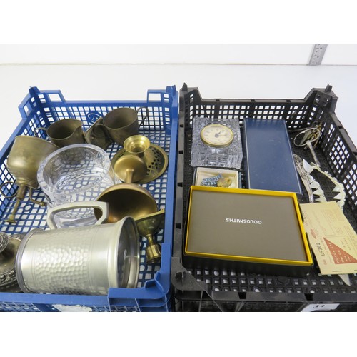 31 - Mixed lot of collectables to include, pewter, brassware, antique keys, jewellery etc