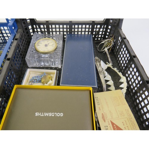 31 - Mixed lot of collectables to include, pewter, brassware, antique keys, jewellery etc