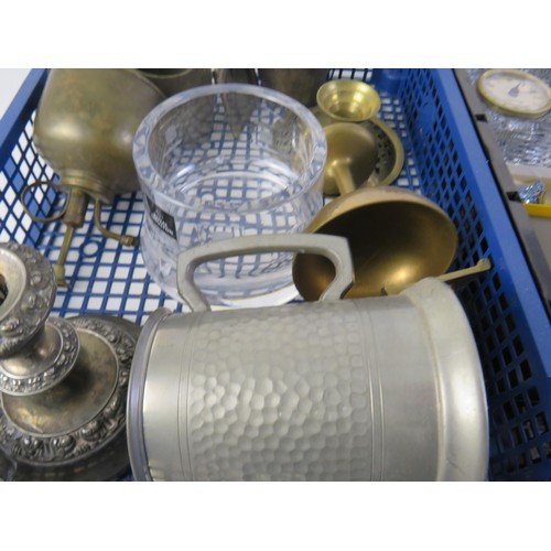 31 - Mixed lot of collectables to include, pewter, brassware, antique keys, jewellery etc