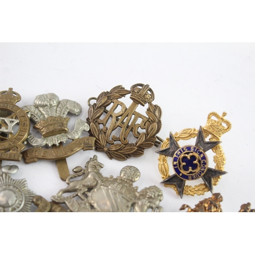 583 - Military Cap Badges Inc Yeomanry, Manchester Regt, Army Chaplin, Etc x 12