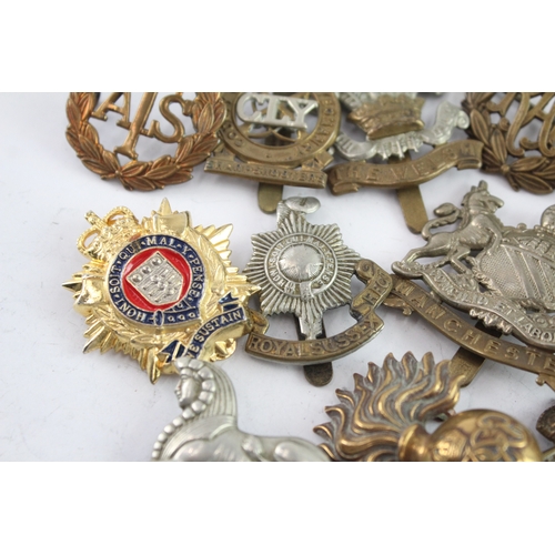 583 - Military Cap Badges Inc Yeomanry, Manchester Regt, Army Chaplin, Etc x 12