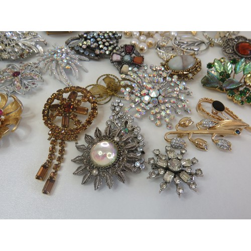 66 - Job lot of vintage brooches.