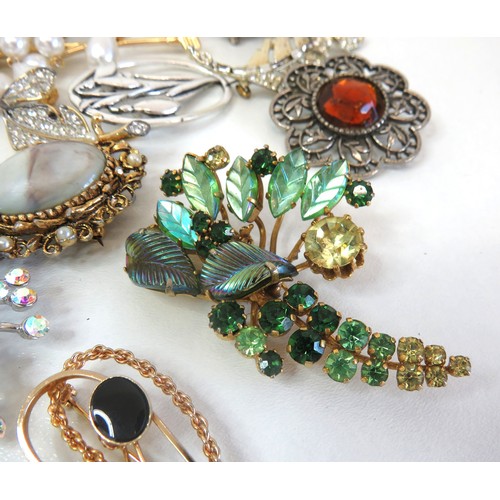 66 - Job lot of vintage brooches.