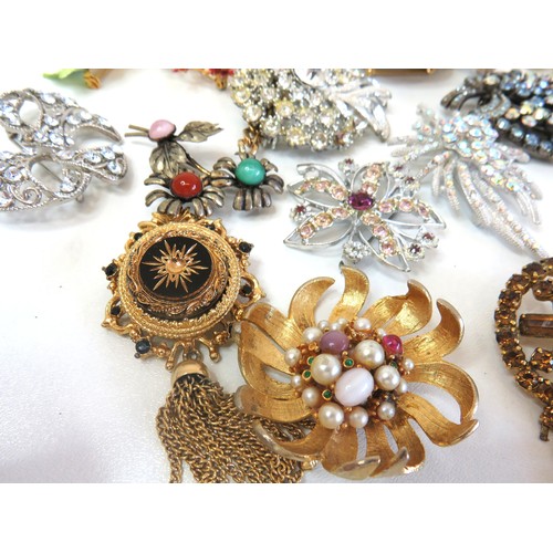 66 - Job lot of vintage brooches.