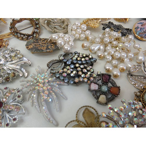 66 - Job lot of vintage brooches.