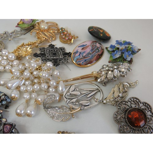 66 - Job lot of vintage brooches.