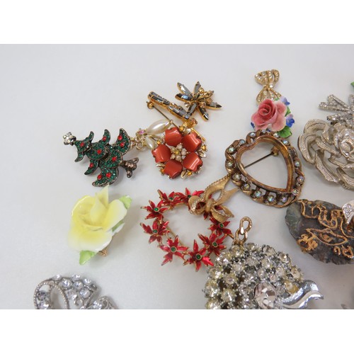 66 - Job lot of vintage brooches.