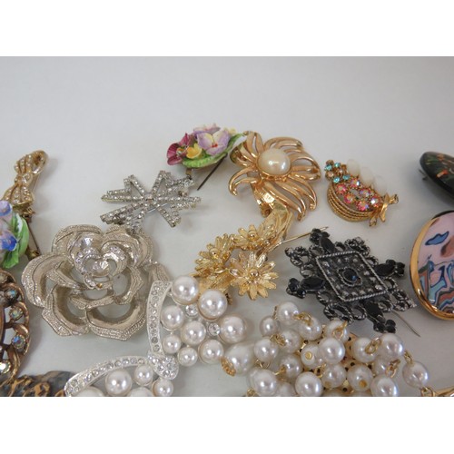 66 - Job lot of vintage brooches.