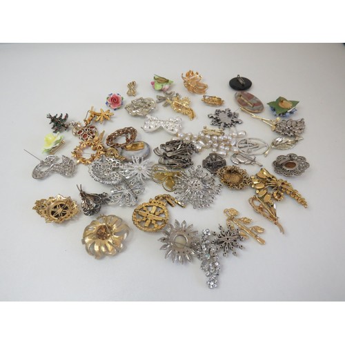 66 - Job lot of vintage brooches.