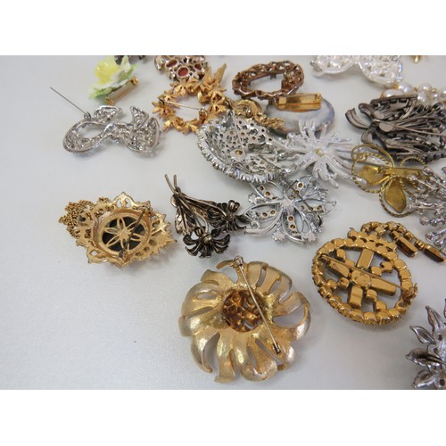 66 - Job lot of vintage brooches.