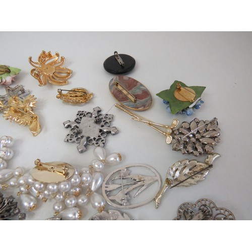 66 - Job lot of vintage brooches.