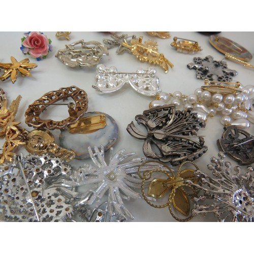 66 - Job lot of vintage brooches.