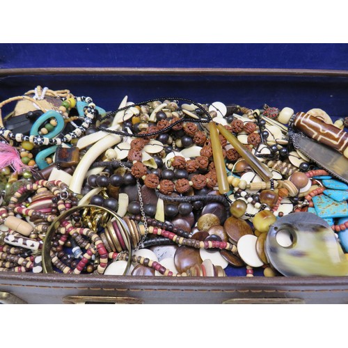 90 - Vintage leather case and jewellery.