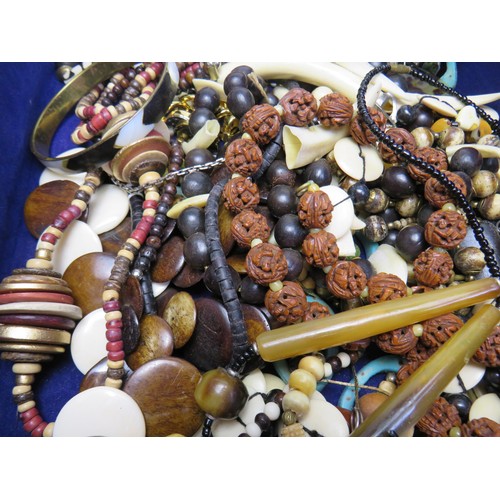 90 - Vintage leather case and jewellery.