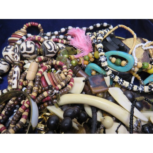 90 - Vintage leather case and jewellery.