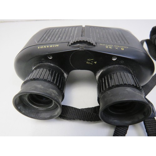 105 - Various pairs of vintage binoculars