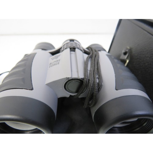 105 - Various pairs of vintage binoculars