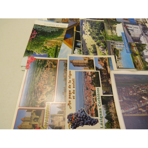 206 - Over 100 assorted postcards