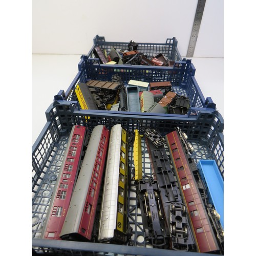 32 - Job lot of assorted model railway trains