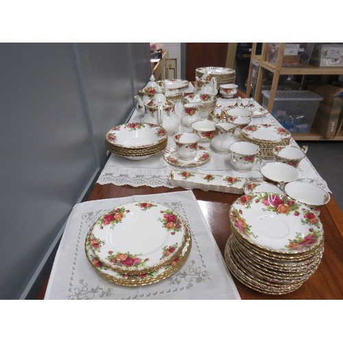 40 - 86 Piece Royal Albert Old Country Roses tea and dinner service