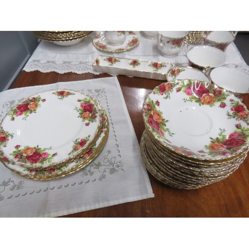 40 - 86 Piece Royal Albert Old Country Roses tea and dinner service