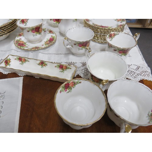 40 - 86 Piece Royal Albert Old Country Roses tea and dinner service