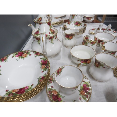 40 - 86 Piece Royal Albert Old Country Roses tea and dinner service