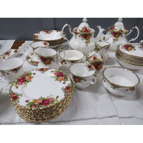 40 - 86 Piece Royal Albert Old Country Roses tea and dinner service