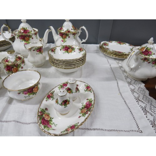40 - 86 Piece Royal Albert Old Country Roses tea and dinner service