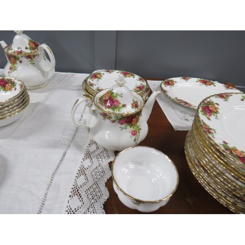 40 - 86 Piece Royal Albert Old Country Roses tea and dinner service