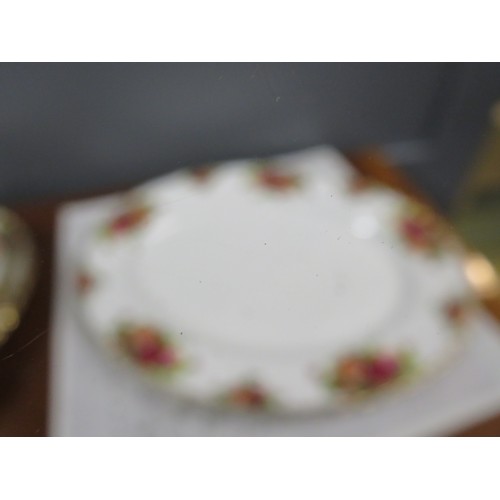 40 - 86 Piece Royal Albert Old Country Roses tea and dinner service