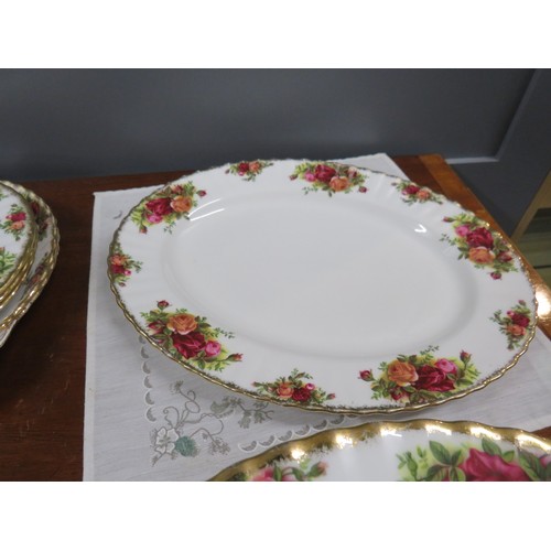 40 - 86 Piece Royal Albert Old Country Roses tea and dinner service