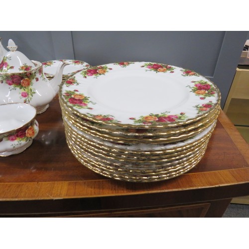 40 - 86 Piece Royal Albert Old Country Roses tea and dinner service