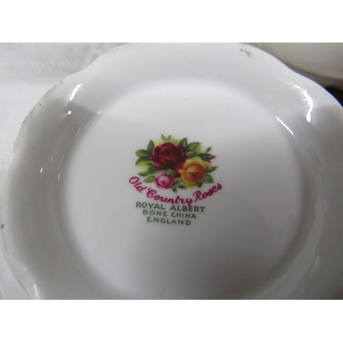 40 - 86 Piece Royal Albert Old Country Roses tea and dinner service