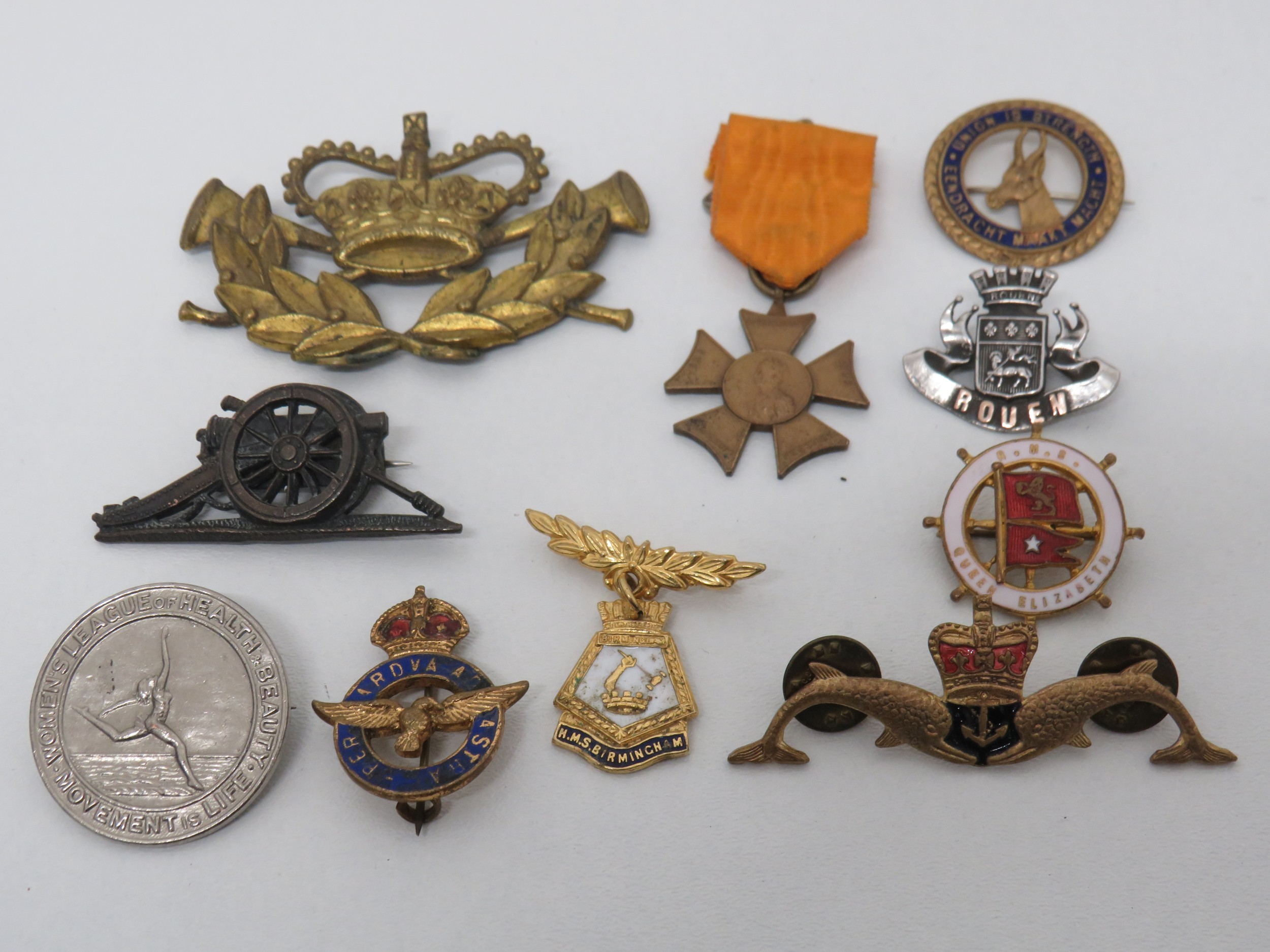 Lot of assorted badges including military