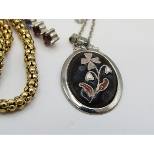 66 - Assorted silver hallmarked jewellery.