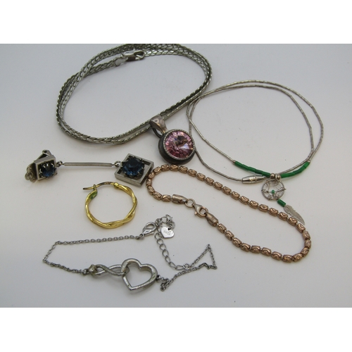 99 - Assorted silver jewellery.