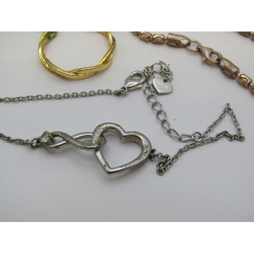 99 - Assorted silver jewellery.