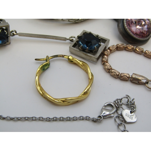 99 - Assorted silver jewellery.