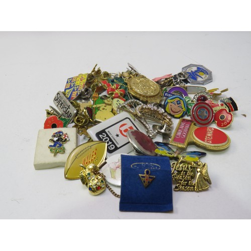 122 - Mixed pin bagdes