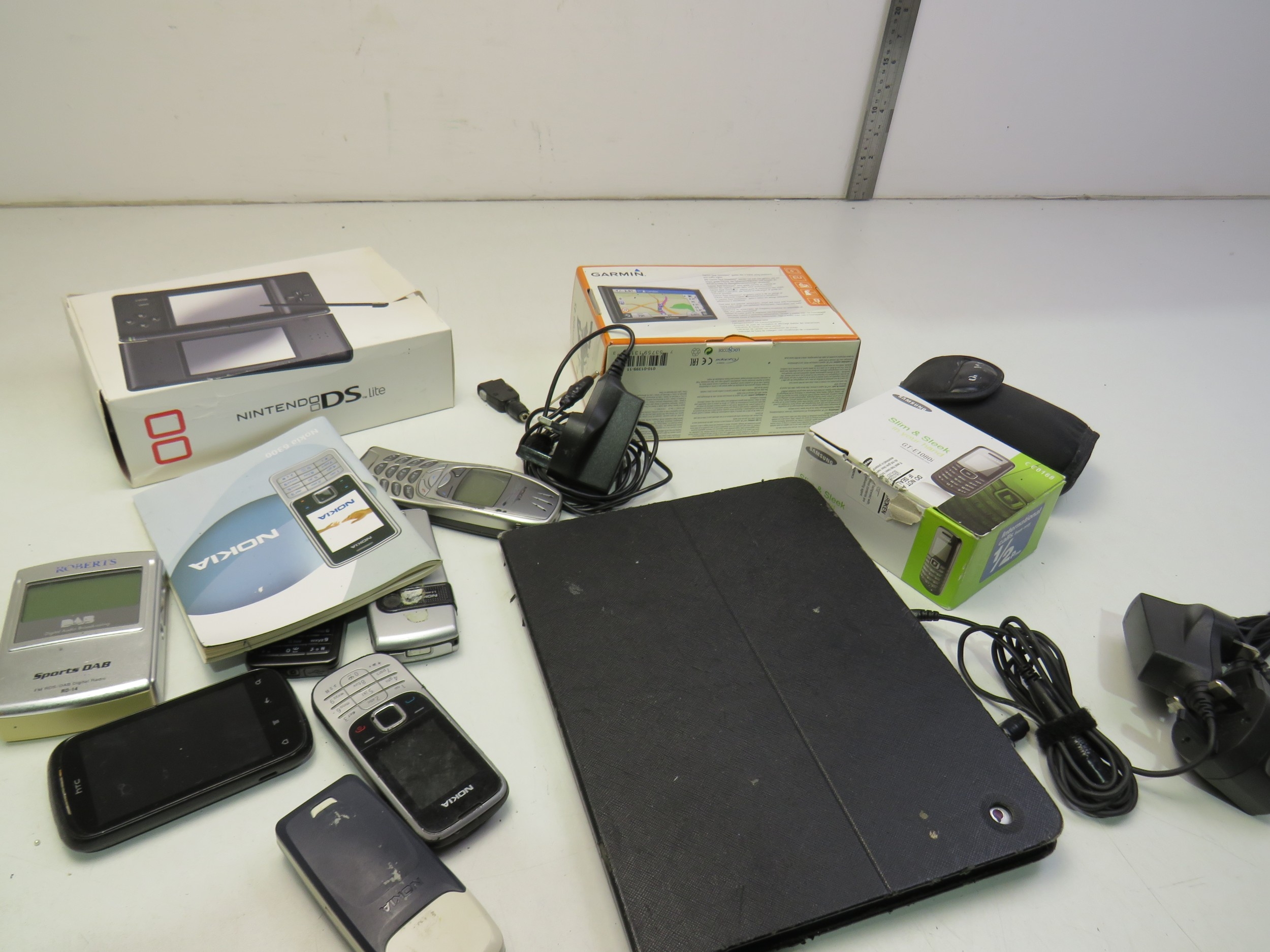 Mixed lot of electronics to include Nintendo DS, phones, sat nav etc