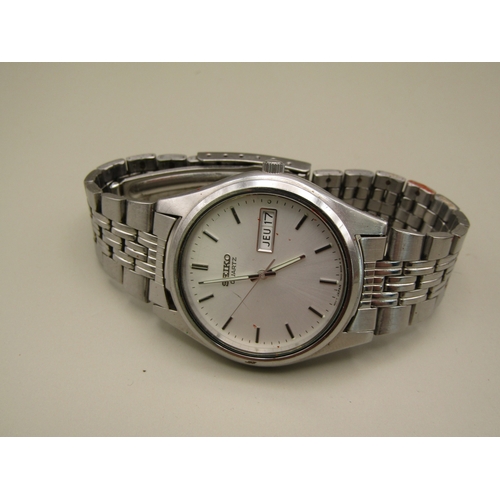 10 - Two gents Seiko watches.