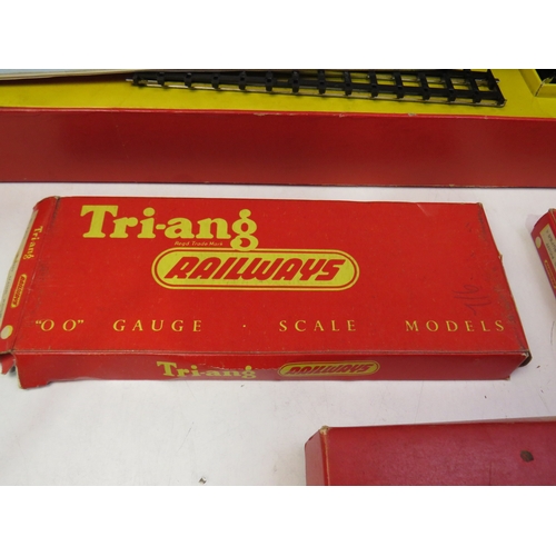 383 - Vintage Tri-ang railways sets